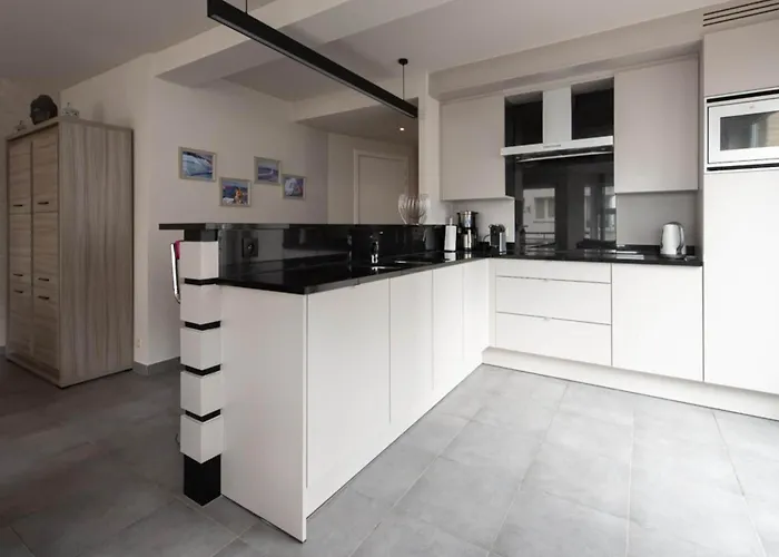 In Near Sandy Beaches אוסטנדה